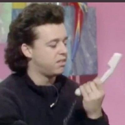 reposteo pura mamada, juzgo todo, me peleo con cualquiera, medio interactuo con fandoms y a veces funo gente