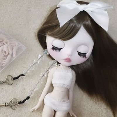 cwellinha's profile picture. 🤍 𑁯 ✿   ed  diary  &  vent  acc! | gw: 29kg ꣒ ♡ ugw: 27kg.   ❝ irmã  da ㅤ@disorderexia  ㅤ🐇🖋  
nothing tastes as good as skinny feels.