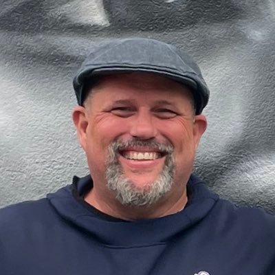 Father of @cerahjav @jarodmoren @dericmoren — Husband to @fe_moren — Teacher/Coach at @aptoshigh⛵️🆙