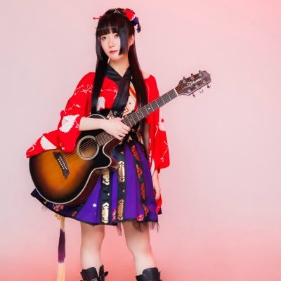 歌う藁人形(シンガーソングライター SSW)🎸コロナ禍より突如、ギターを弾き 歌い始める。ロック/昭和歌謡/オカルト/レトロ/アングラ/トラウマ/着物/怪談/心霊/都市伝説/UFO/宇宙/愛と死/幻想絵画✡️頭の中は宇宙人の事でいっぱい👽早稲田大卒🛸次回ツイキャス秘密基地配信ワンマンライブは9月24日20時ヨリ