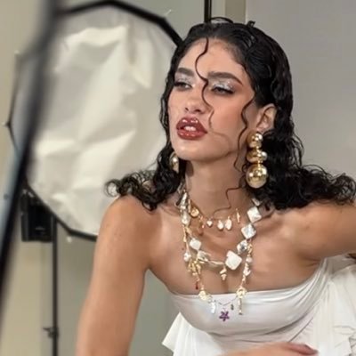 Bonita, triste, hot y alcoholica Ig: @ estefaniaa.ochoa