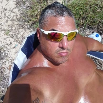 hombre trabajador amante de la naturaleza la playa compartir hacer amistades en todos.lados