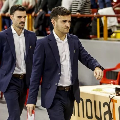 📋 Entrenador de Fútbol Sala
🇦🇷 - 🇮🇹
📍 Actualmente en @CordobaFutsal 🇪🇦
📚 ATFA | Comunicación (UBA) | Periodismo (TEA)
👟 @kelmesports
👇🏼 Mi canal