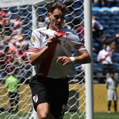 21 años / de River como vos,
Enzo Fernández mi pastoor
(con suerte me recibo este año)