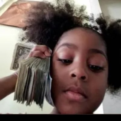Psychologie, journaliste multimédia et communication, cinéma, militante féministe noire, auteure. Productrice multimédia (photo, vidéo et montage.