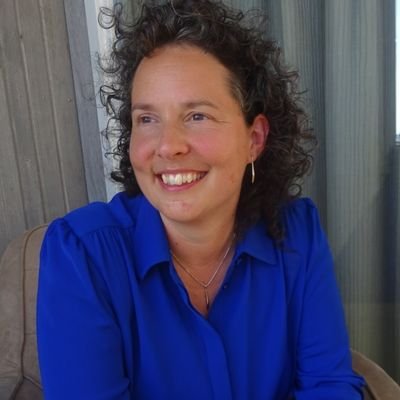Dr. Zanna van der Aa Profile