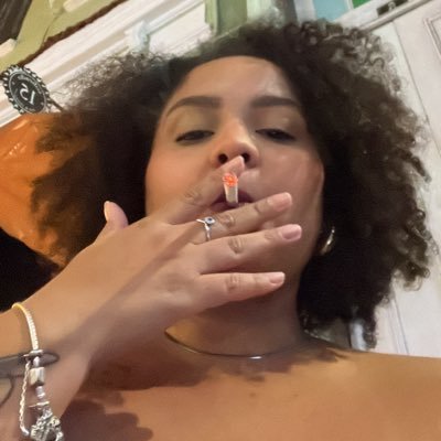 vascaína, psicóloga (não aqui), apaixonada pelo nascer do sol e escuto poesia acústica quando não tem gente perto.