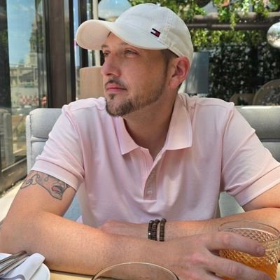 MatthewSeegers's profile picture. Helping brands grow through powerful content. Turning ideas into impact.
🎥 Creative Director | Speaker | Agency Owner | Cinematographer