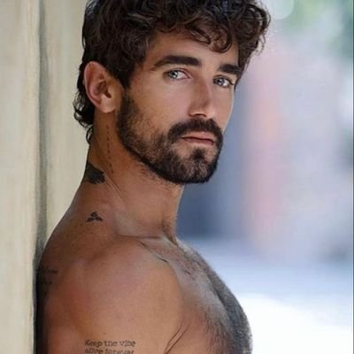 29 Inviernos. Hijo de Christian y Anastasia.
Rebelde. Desafiando las reglas de mi padre.
Amante de la velocidad y las mujeres.
Dominant.
No U. Cuenta Rol