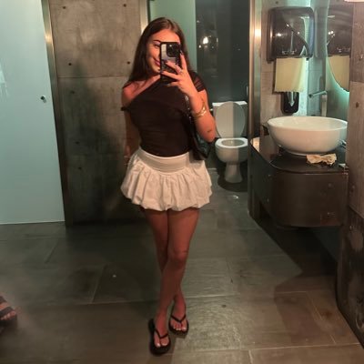 23 year old financial advisor 💋 dm me for verification video 🐆