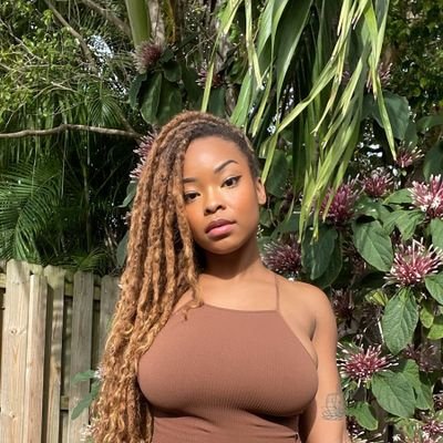 Zuritherose's profile picture. i reply to dms