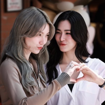 LO1127__'s profile picture. lingorm💜