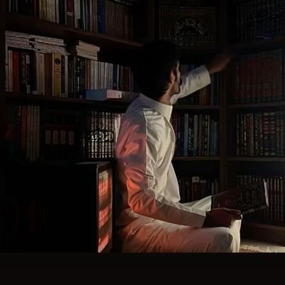 أنا رَجُلٌ فِيْ بَحْرٍ هَائِجُ.....لا أَغرقُ بَلْ أُبحِرُ بِثقةٍ