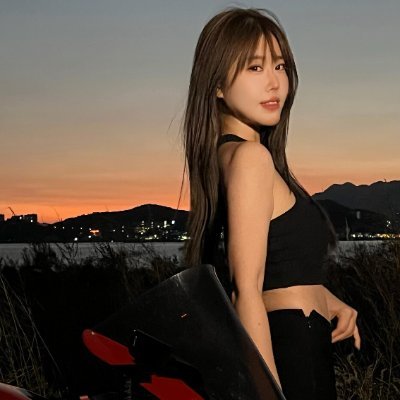 こんにちは~!恵美です。バイクに乗のるのが好すきです~🏍️💨バイクに乗のるのはクールで刺激的しげきてきだと思おもいます~🏍️🔥バイクに乗のるたびに嬉うれしくなるんです~ 特とくにバイク仲間なかまと一緒いっしょに走はしる時ときは最高さいこう!🏍️😄