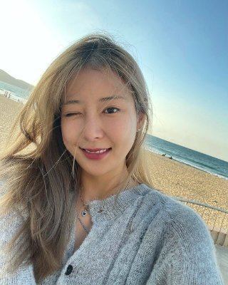 mahfuzsifa0's profile picture. Finding home in blank pages and soft tones 空白って、落ち着く。