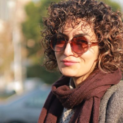 سابقا شاعر، بعدا قلم بهدست، اخیرا خبرنگار.
ایضا آلوده به سایر فعالیتها