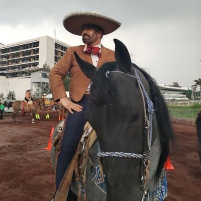 Yo soy el Charro Viejo que tronó diez fustes con la misma reata. Charro abogado taurino libre y de buenas costumbres:. y lepero para contestarle a los chairos.