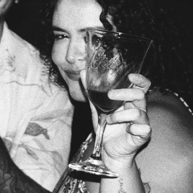 natinha_txt's profile picture. eu ando pelo mundo prestando atenção em cores que eu não sei o nome