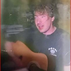 Ancien musicien de bar qui ne joue presque plus à cause de l'arthrose, mais qui reste un passionné de musique et de la vie et du règne animal
PS Aucun mp