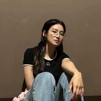 박주현 • 1994 • 𝑳𝒊𝒗𝒊𝒏𝒈 𝒂 𝒕𝒉𝒐𝒖𝒔𝒂𝒏𝒅 𝒍𝒊𝒗𝒆𝒔 𝒃𝒆𝒕𝒘𝒆𝒆𝒏 𝒔𝒄𝒓𝒊𝒑𝒕𝒔 𝒂𝒏𝒅 𝒔𝒊𝒍𝒆𝒏𝒄𝒆. 𝑨 𝒔𝒐𝒖𝒍 𝒔𝒕𝒊𝒕𝒄𝒉𝒆𝒅 𝒘𝒊𝒕𝒉 𝒄𝒊𝒏𝒆𝒎𝒂