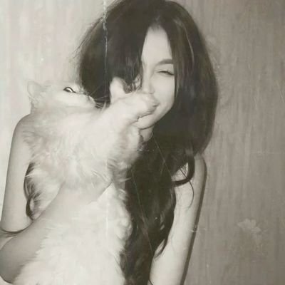 Lyuuna2's profile picture. 𝑬𝒍𝒍𝒂 𝒆𝒓𝒂 𝒖𝒏 𝒔𝒆𝒄𝒓𝒆𝒕𝒐 𝒆𝒔𝒄𝒓𝒊𝒕𝒐 𝒆𝒏 𝒍𝒂 𝒍𝒖𝒏𝒂.