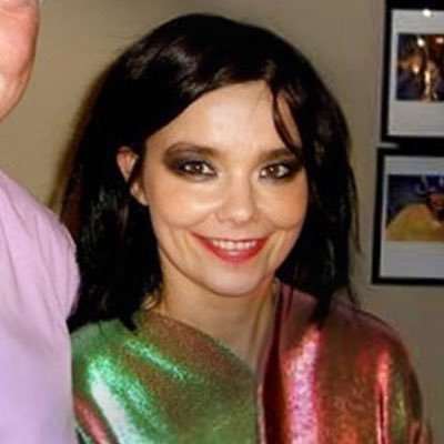 Perfil de mulher viado, dedicada a falar as maiores atrocidades no meio da música, cinema e essas pataquadas