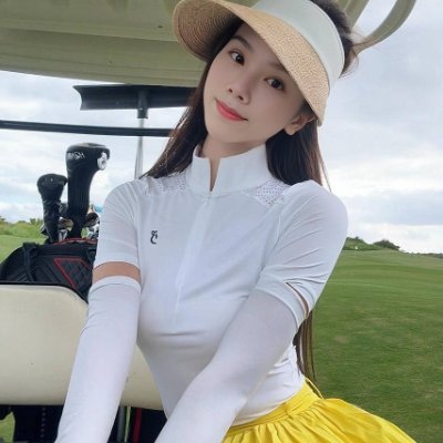 A woman who loves life, likes traveling✈, shopping🛍, golf, swimming,
reading, tennis.🏌️♀️🏊♀️📖🎾