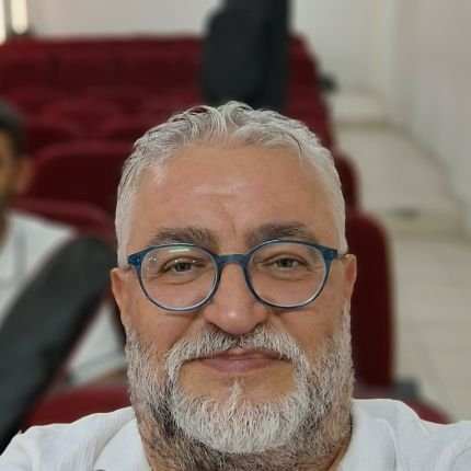 Markanın filozofu, tasarımcı. 4 nesil için kıssa/öykü anlatıcı, besteci, yazar, gezer. Evli, baba, bi'annenin büyük evlâdı. Milliyetçi, muhafazakâr, devrimci...