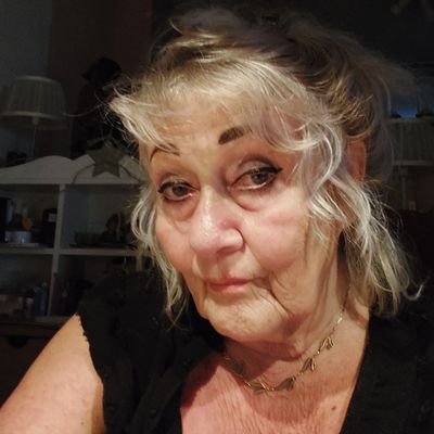 Moeder van 2 dochters, oma van 5 kleinkinderen, FVD lid.
Verdere info vraagt u maar in n DM..😂😂