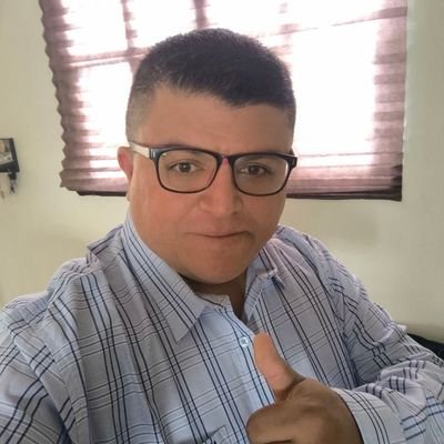 Ingeniero de profesión, piloto de una Italika TC250, un Chevy 2005 y bici, fanático del cine y quién gusta opinar de todo: películas, política, deportes y más
