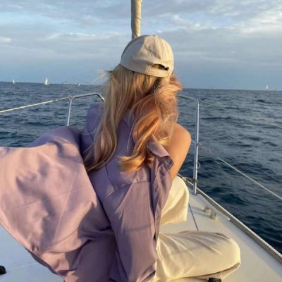 Crypto, coffee, and coastal sunsets ☕📈
Web3 explorer , BTC maxi (but secretly watching SOL XRP👀)
Books , parties, DeFi , drama