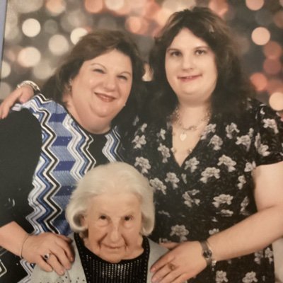 Courtne39593750's profile picture. hey guys I’m Courtney Greene I love country music country concerts my fav color is pink I love tea rooms and ice tea I love cruises  Hawaii Disneyland nails