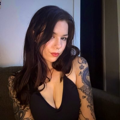 27 • mama² • engaged to tyler • queer • pisces☼ libra☽ virgo⇧ • spiritual • mediocre pc gamer • tattoo collector • booktwt • average runner • nsfwish • 18+