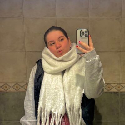 lolaenrique2's profile picture. intentando sobrevivir. politóloga en proceso