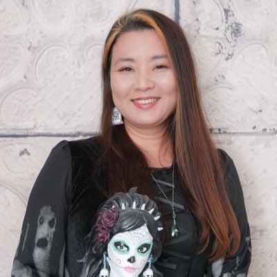 YOMI International Inc.代表取締役CEO 株式会社ハウスボートクラブ取締役会長2007年母の死と散骨をきっかけに株式会社ハウスボートクラブ起業。死についてオープンに語り合えるサードプレイス「終活スナックめめんともり」を東京と沖縄に開業。日本葬送文化学会副会長。#終活スナック #めめんともり