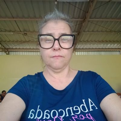 Uma loja de antiquário e um brechó eu sou vendedora