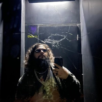 A creep? a weirdo? malucs crazy in the coconuts. Fabiano do César Menotti e Fabiano. Skrillex da Shopee. Chino Moreno do ABC. Jim Morrison da Nova Gerty.