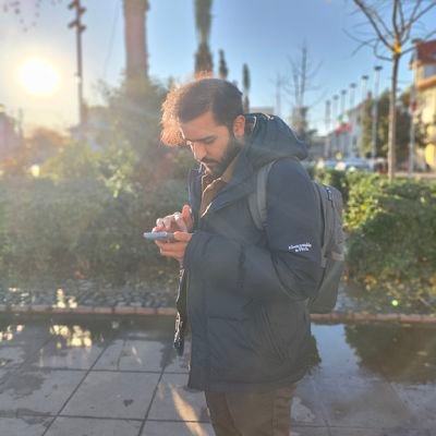 ۱. علیرغم آنچه مشهور است، پویا فامیلیمه، اسمم نیست.
۲. «در زندگانی من، آفتاب نقش ضعیفی دارد و اشکها را نمیخشکاند».