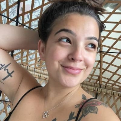 *32 🎉 | Sweet with a hint of spice 🌶️ | Love deep chats, good vibes, and random adventures ✈️💬 | Bookworm 📚, foodie 🍣, and part-time shower singer 🎶😅