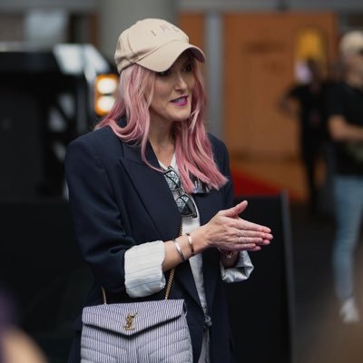 I'm caring and honest lady I'm a billionaire I came from a wealthy family I came here to help the poor in any situation I'm not here for relationships❤️❤️❤️
