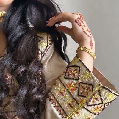 ғʀᴏᴍ #oman🇴🇲 ↻ . ⟸- وفي جمالي اشهد انّي فارقه💗. 📚| 🙎🏻♀️ |🎧 | 📸 | ☕