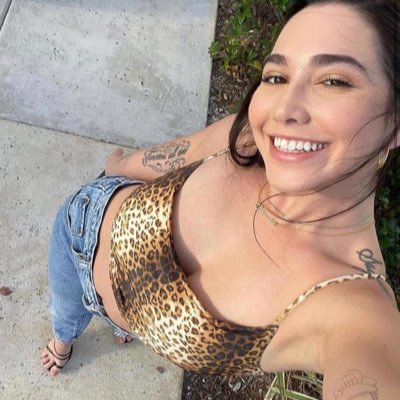 I'm cool and kind gentle and easy to share thoughts 🩵✌️🥰