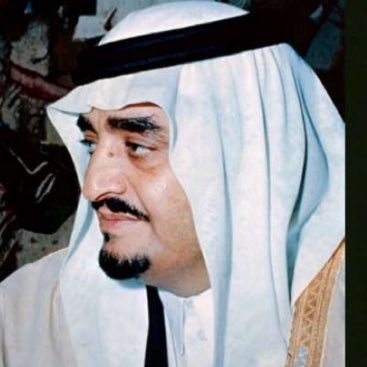 منزالي الجوزاء وعيني للسماء معربة جدين وامشي على الثرى ادمح من الزلات لو فارت دماء عرقي واطوف عز لا اسمع لا ارى