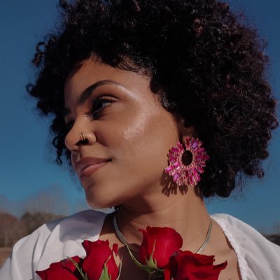 Katlovelis's profile picture. Beauty is my niche, personality is the brand 💋ugc + content creator inspiring through beauty, curls & my silver hair journey | ✉️: katllovelis@gmail.com