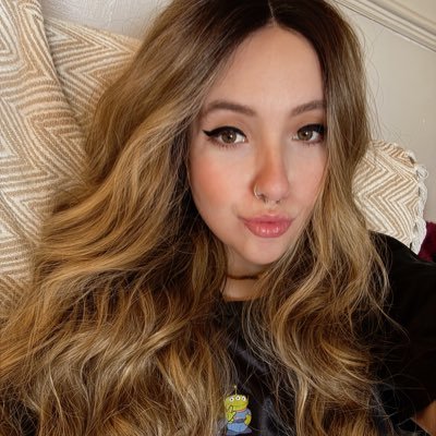 30. ileostomy having, kendrick lamar loving, tube fed welsh gal making the tastiest lemonade from the chronically ill lemons life gave her. no DMs