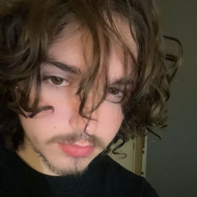 eu sou estranho e esquizofrênico e jogo lol sou cheiroso https://t.co/AMZpUwH9JD