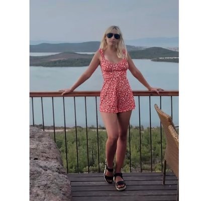 coalathecoala's profile picture. cat and dog lover.  coalathecoala/instagram