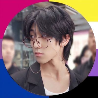Multifandom, pero no por ser multifandom no los amaré con todo mi corazón si piensas que por stanear solo a un grupo eres superior y los apoyas más
puedes irte