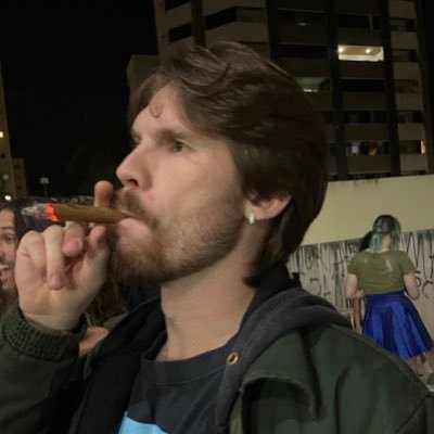 atrás de um ditador, existe um grande amor.