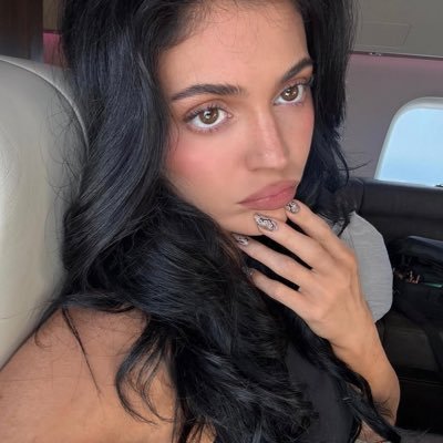 detectivdecker's profile picture. im a mother, millionaire, law student and billionaire.